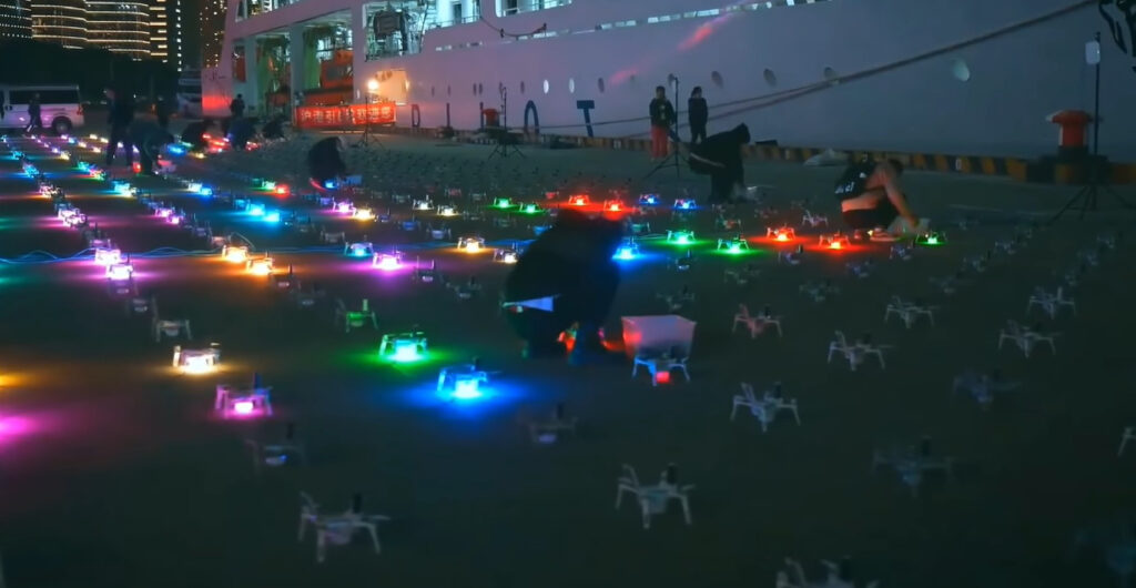 Show de drones desenhando um QR Code promovendo jogo